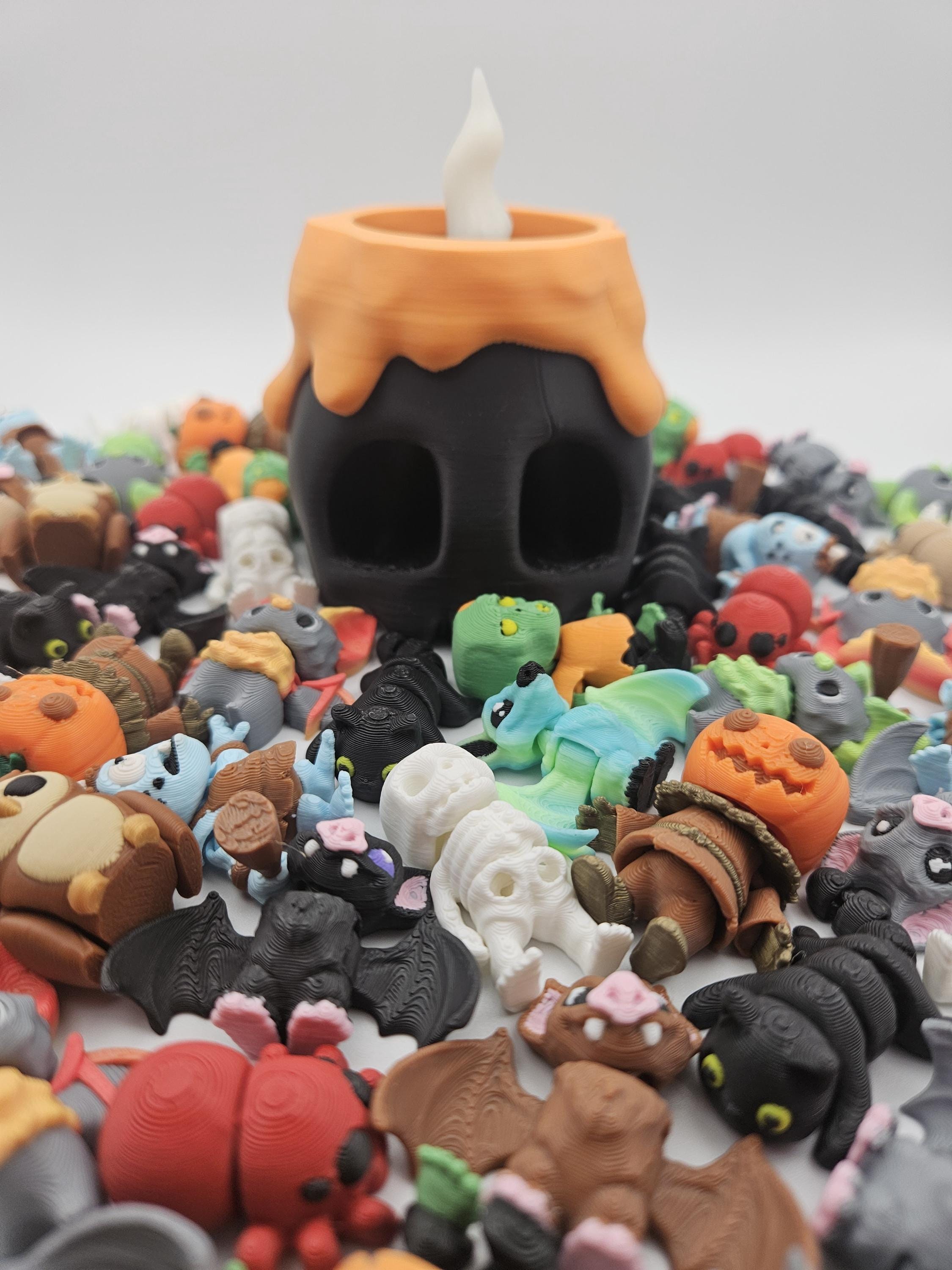 MYSTERY Halloween 10-Piece Pocket Pets in Halloween Skull Container