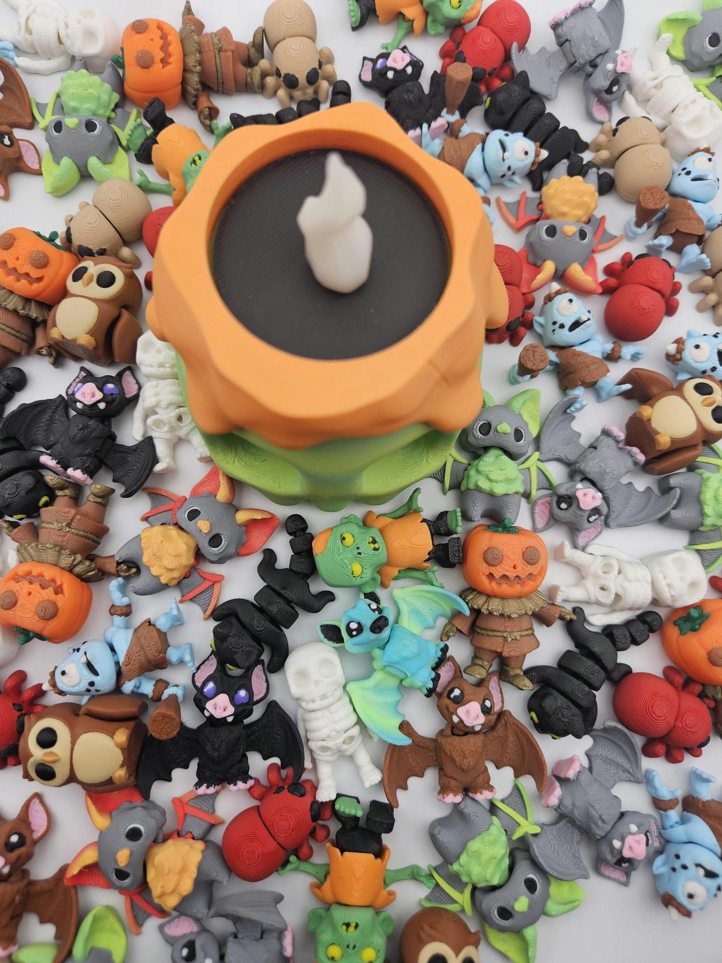 MYSTERY Halloween 10-Piece Pocket Pets in Halloween Skull Container